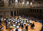 Blick hinter Orchester Richtung Zuschauer