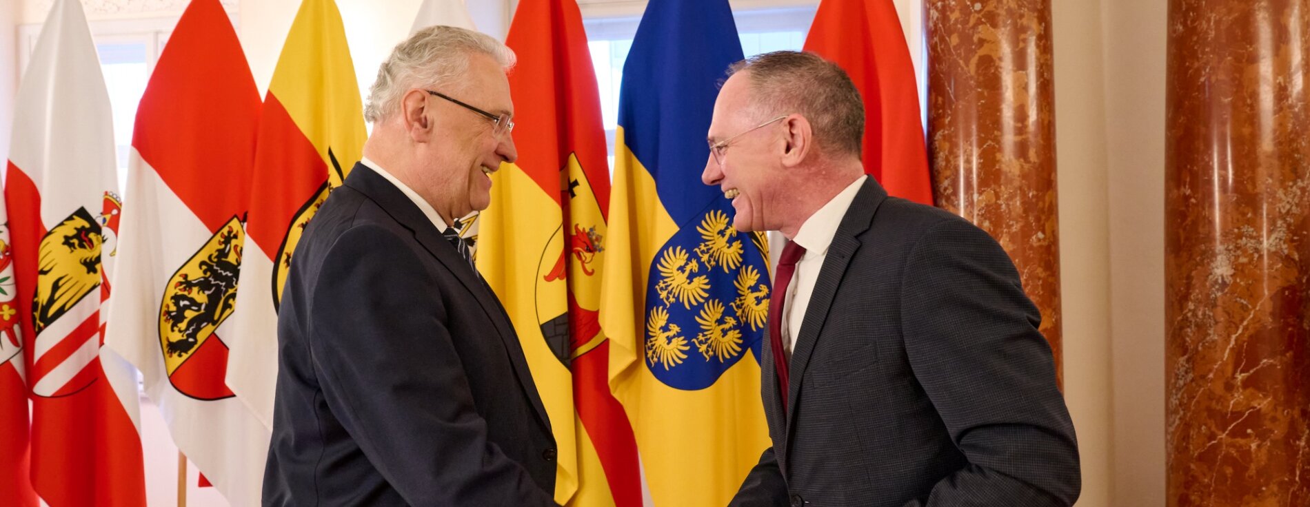 13. Februar 2024: Bayerns Innenminister Joachim Herrmann hat heute in Wien mit dem österreichischen Bundesinnenminister Gerhard Karner eine verstärkte Zusammenarbeit bei der Bekämpfung des Rechtsextremismus vereinbart. Herrmann gibt Karner die Hand