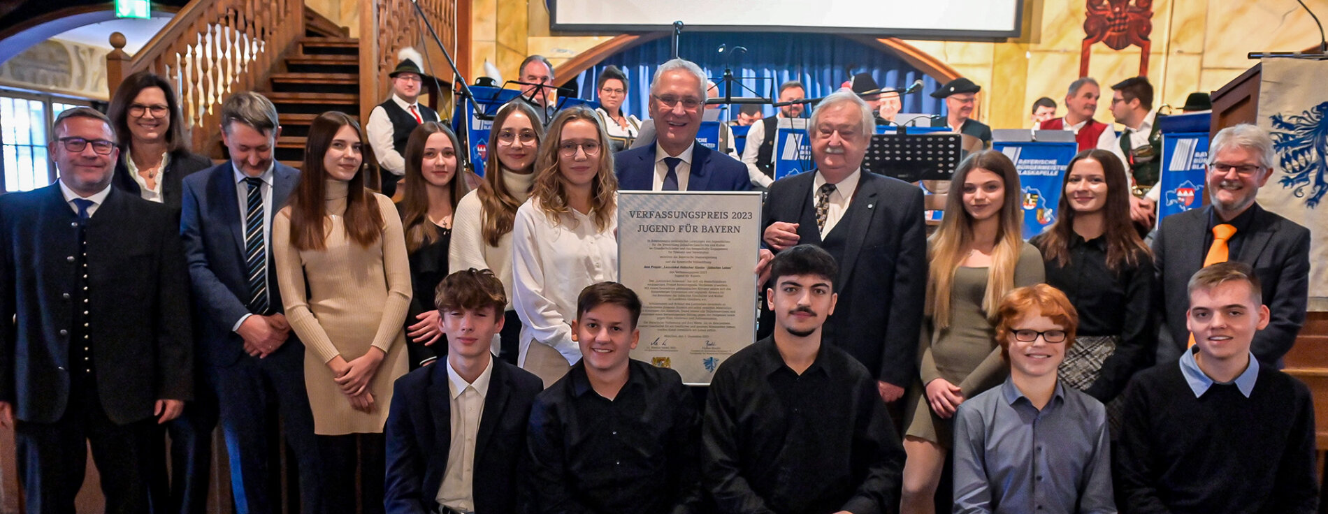 Gruppenfoto von Preisträgerinnen und Preisträgern, Innenminister Joachim Herrmann und Weiteren