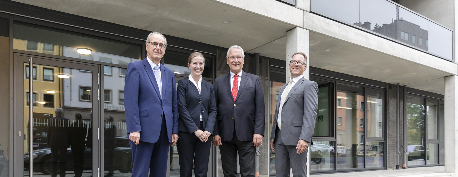 19. August 2022: „Die Zentrale Stelle für Fachkräfteeinwanderung (ZSEF) hat sich als wichtiger Baustein zur Bewältigung des Fachkräftebedarfs bewährt und sie wird auch dauerhaft bleiben. Die entsprechenden rechtlichen Grundlagen sind geschaffen.“ Das hat Bayerns Innenminister Joachim Herrmann bei seinem Besuch in den neuen Räumlichkeiten der ZSEF in Nürnberg mitgeteilt. Gruppenfoto mit Innenminister Joachim Herrmann und weiteren