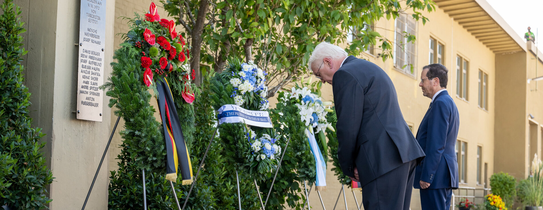 Bundespräsident Dr. Frank-Walter Steinmeier und Staatspräsident des Staates Israel, Jitzchak Herzog bei der Kranzniederlegung.