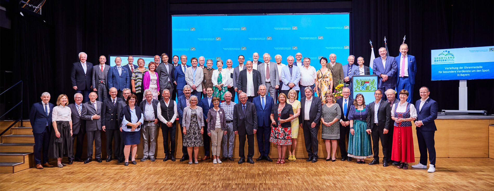 21. Mai 2022: „Sie stärken den Zusammenhalt und sind ein leuchtendes Vorbild für andere.“ Mit diesen Worten hat Innen- und Sportminister Joachim Herrmann 46 verdienten Persönlichkeiten aus bayerischen Turn-, Sport- und Schützenvereinen in Regensburg die Ehrenmedaille für besondere Verdienste um den Sport ausgehändigt. Gruppenfoto mit allen Geehrten sowie Innenminister Joachim Herrmann