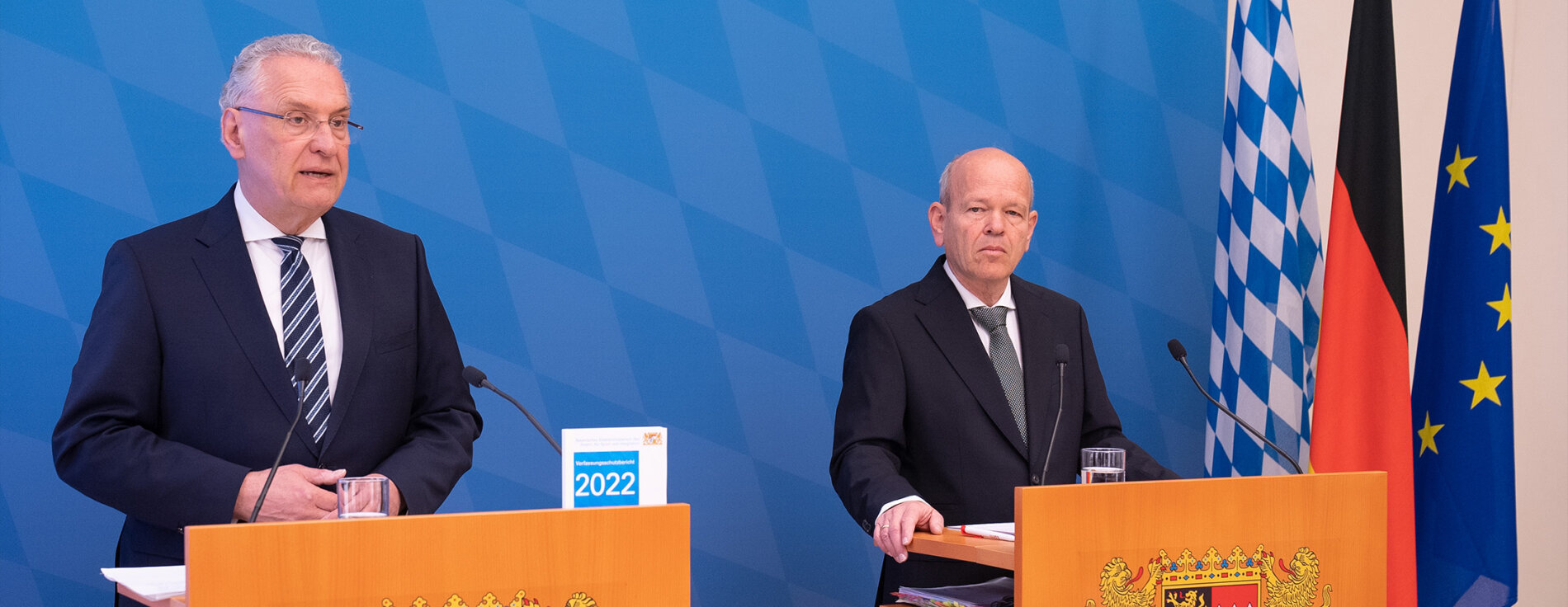 Innenminister Joachim Herrmann und Dr. Burkhard Körner, Präsident des Bayerischen Landesamts für Verfassungsschutz an Rednerpulten