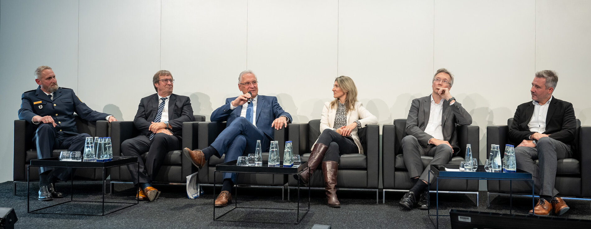 Podiumsdiskussion mit Herrmann und Weiteren frontal