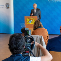 Innenminister Herrmann vor Zuschauer und Pressevertreter