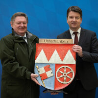 Gerhard Eck und Sandro Kirchner mit Wappen von Unterfranken