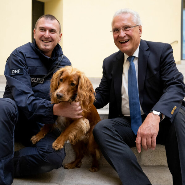 Innenminister Joachim Herrmann mit Spürhund und Polizist