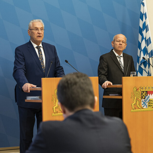 Bayerns Innenminister Joachim Herrmann heute bei der Vorstellung des Verfassungsschutzberichts 2023 gemeinsam mit Dr. Burkhard Körner, Präsident des Bayerischen Landesamts für Verfassungsschutz