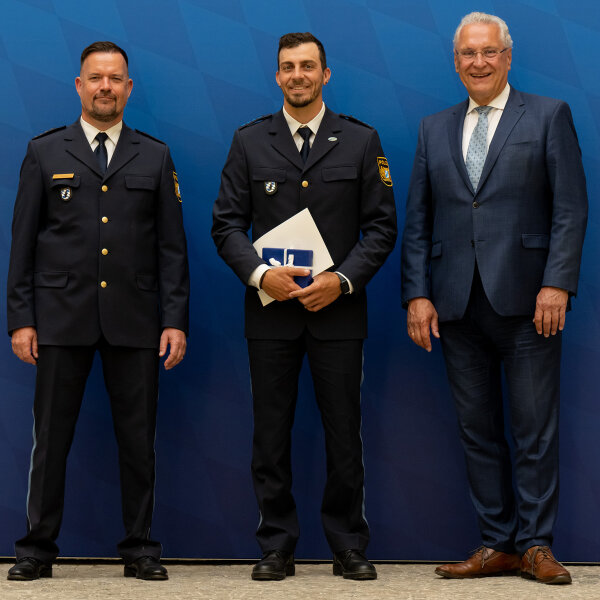 Auf dem Foto: Vorsitzender des Bayerischen Polizeisportkuratoriums Leitender Polizeidirektor Dr. Walter Buggisch, Sideris Tasiadis und Innenminister Joachim Herrmann