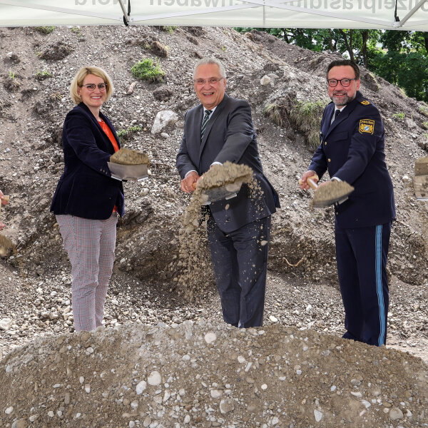 5 Personen nebeneinander mit Spaten voll Erde, u.a. Landespolizeipräsident Michael Schwald, Innenminister Joachim Herrmann und Martin Wilhelm, Polizeiinspektion Schwaben Nord