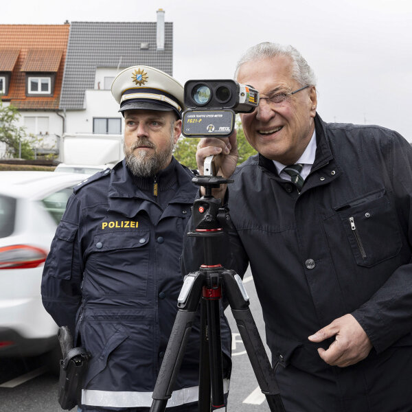 Herrmann und Polizist mit Messgerät