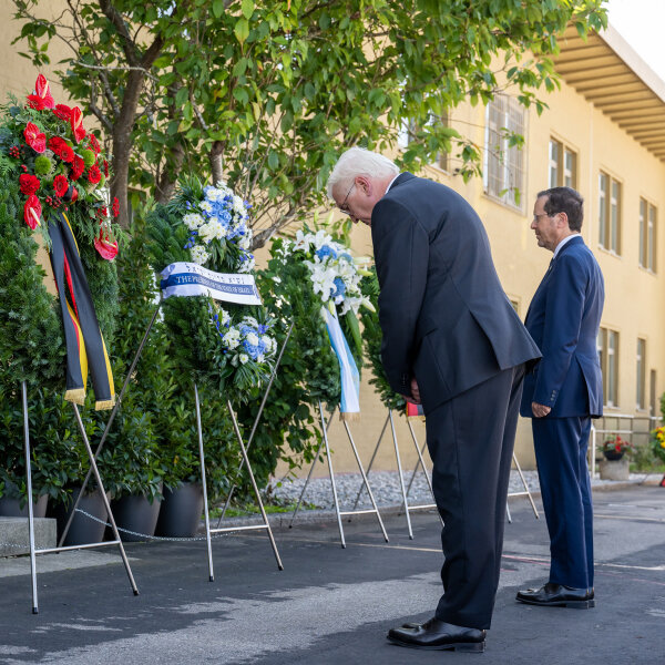 Bundespräsident Dr. Frank-Walter Steinmeier und Staatspräsident des Staates Israel, Jitzchak Herzog bei der Kranzniederlegung.