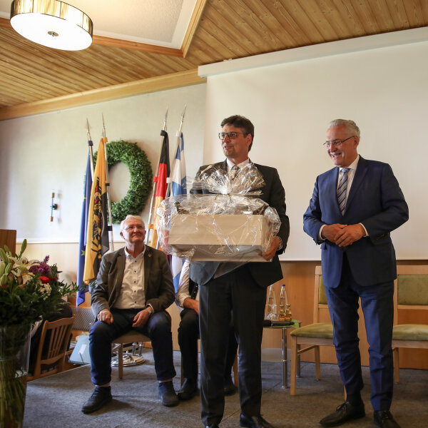 Landrat Max Heimerl mit Geschenk und Innenminister Joachim Herrmann 