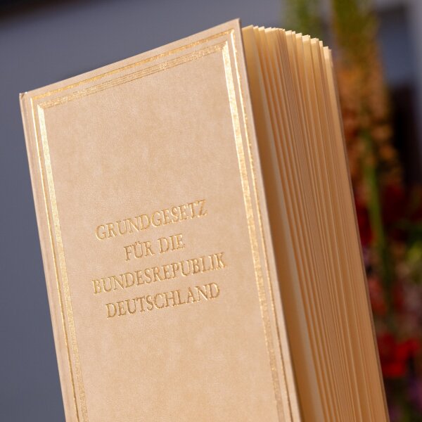 Grundgesetz in edlem Buch auf Tisch