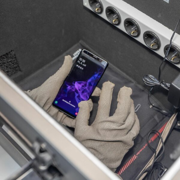 Smartphone wird in einer technischen Box gehalten