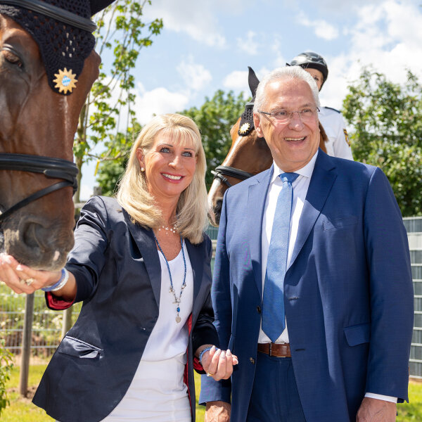 Karin Baumüller-Söder und Innenminister Joachim Herrmann neben Polizeipferden