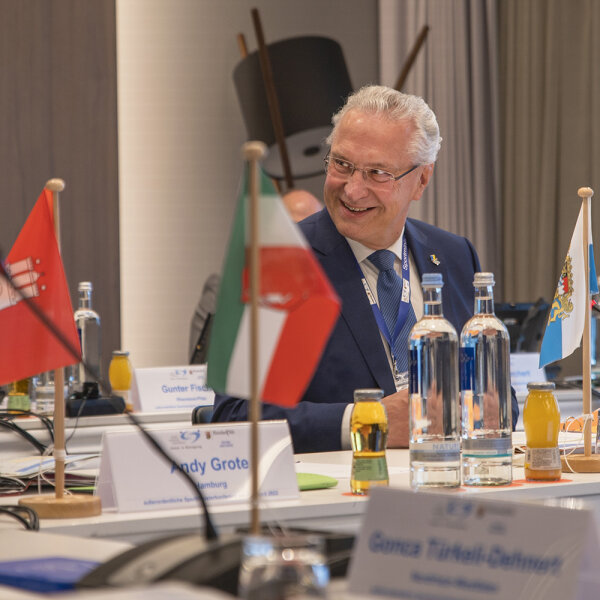 Innenminister Joachim Herrmann am Sitzungstisch im Gespräch