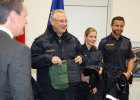 Pressekonferenz zur Auslieferung der ersten blauen Polizeiuniformen am 2. Dezember 2016 in Erlangen