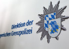 2. Juli 2018: "Unsere neue Bayerische Grenzpolizei wird zu einem noch effizienteren und effektiveren Einsatz aller Kontroll- und Fahndungskräfte führen. Das schafft mehr Sicherheit nicht nur im grenznahen Raum, sondern in ganz Bayern", betont Innenminister Joachim Herrmann beim Festakt zur Neugründung der Bayerischen Grenzpolizeidirektion in Passau.