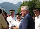 Innenminister Joachim Herrmann macht sich an der Kontrollstelle 'Schwarzbach' an der A8 ein Bild von den Grenzkontrollen der Bundespolizei mit Unterstützung der Bayerischen Bereitschaftspolizei. "Unsere verstärkten Grenzkontrollen haben sich außerordentlich bewährt und sind absolut notwendig", so Herrmanns Fazit. 