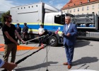 28. August 2020: Innenminister Joachim Herrmann setzt auf Abbiegeassistenz-Systeme bei Schwerlastfahrzeugen der Bayerischen Polizei. "Seit Mitte 2019 lassen wir alle neubeschafften LKW und Busse mit einem werkseitig angebotenen Abbiegeassistenten ausstatten", erklärte Herrmann bei der Vorstellung entsprechender Fahrzeuge, darunter auch ein Gefangenentransportbus. "Das ist beim Abbiegen eine wichtige Unterstützung für den Fahrer und kann Leben retten!" Elf der insgesamt 82 Fahrzeuge über 7,5 Tonnen der Bayerischen Polizei sind bereits mit einem Abbiegeassistenten ausgerüstet. Drei weitere Fahrzeuge wurden mit einem solchen System bestellt und werden Anfang 2021 ausgeliefert. 