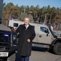 Innenminister Herrmann vor gepanzerten Fahrzeugen