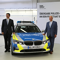 Innenminister Herrmann neben neuem Polizeifahrzeug