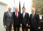 Gruppenfoto mit Herrn Staatsminister Joachim Herrmann und Vertretern von Airbus