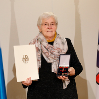 Frau Waltraud Westhoven mit Bundesverdienstkreuz am Bande