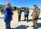 22. April 2020: Bayerns Innenminister Joachim Herrmann lobt bei einem Ortstermin auf dem Gelände der Universität der Bundeswehr in Neubiberg die dort angelaufene Herstellung von Desinfektionsmitteln. "Die Bundeswehr leistet hervorragende Arbeit und ist für uns ein wichtiger Partner zur Eindämmung des Coronavirus", betonte Herrmann im Beisein von Generalleutnant Martin Schelleis, dem Nationalen Territorialen Befehlshaber und Inspekteur der Streitkräftebasis. Laut Herrmann ist das Engagement der Bundeswehr beeindruckend, den Freistaat bei der Versorgung mit Desinfektionsmitteln zu unterstützen. "Bis zu 6.000 Liter können hier pro Stunde hergestellt werden", verdeutlichte der Minister. "Damit können wir beispielsweise öffentliche Großflächen in Behörden und Gesundheitseinrichtungen desinfizieren." Ein großes Dankeschön richtete Herrmann auch an das Technische Hilfswerk (THW), das die Verteilung übernimmt: "Das THW leistet schon seit Wochen eine ausgezeichnete logistische Hilfe bei der Verteilung der Corona-Schutzausrüstung!"
Bayerisches Innenministerium