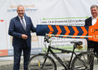 Präsentation eines Banners, dass den Sicherheitsabstand von 1,5 Metern verdeutlicht
