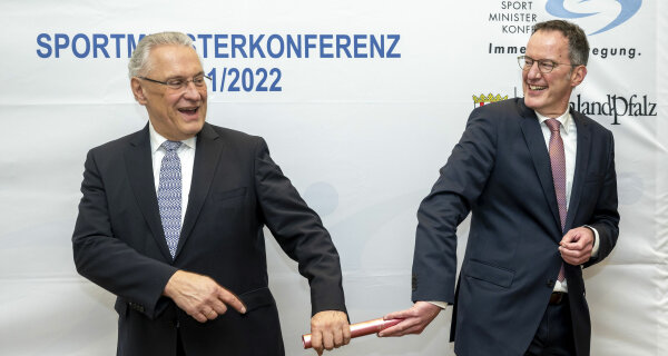Staffelstabübergabe: Bayerns Sportminister Joachim Herrmann und der rheinland-pfälzische Sportminister Michael Ebling 