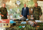 Herrmann neben zwei Bundeswehrkräften vor Modellszenario