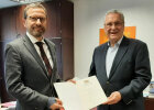 Innenminister Herrmann und Alfons Schieder: Urkundenübergabe