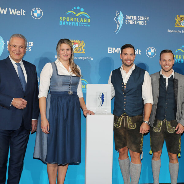 Sportminister Joachim Herrmann, Rennrodlerin Natalie Geisenberger, Doppel-Rennrodler Tobias Wendel und Tobias Arlt 