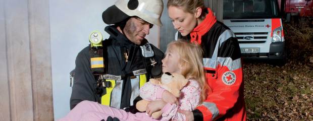 Einsatzkräfte retten ein Kind