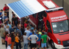 Impressionen vom Blaulichttag: Kinder und Jugendliche vor einem Fahrzeug des Katastrophenschutzes