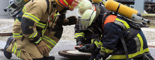 Drei Feuerwehrleute im Einsatz