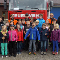 Gruppenfoto Kinder und Feuerwehrleute Gruppenfoto Kinder und Feuerwehrleute