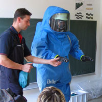 Sicherheitstage in einer Schule: Vorführung von Schutzkleidung