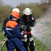 Kennenlern-Tag bei der Feuerwehr: Jugendlichen wird ein Strahlrohr vorgeführt. Kennenlern-Tag bei der Feuerwehr: Jugendlichen wird ein Strahlrohr vorgeführt.