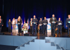 Gruppenbild mit Innenminister Joachim Herrmann und den Kommissarinnen und Kommissaren auf der Bühne