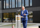 Innenminister Joachim Herrmann bei seiner Ansprache hinter dem Rednerpult vor dem Gebäude der Bereitschaftspolizei