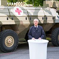Innenminister Herrmann am Stehtisch vor Panzerfahrzeug