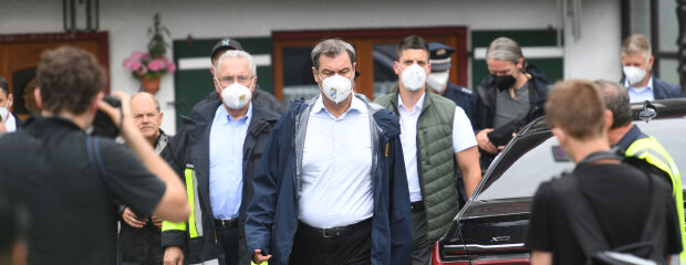 Ministerpräsident Dr. Markus Söder und Innenminister Joachim Herrmann in den vom Hochwasser betroffenen Regionen in Berchtesgaden. Ministerpräsident Dr. Markus Söder und Innenminister Joachim Herrmann zwischen Pressevertretern und Betroffenen