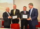 Innenminister Joachim Herrmann und Finanzminister Dr. Markus Söder stellten am 4. April 2016 eine neue Software für den Katastrophenschutz in München vor: v.l.: Dr. Ivo Holzinger (Bayerischer Städtetag), Innenminister Joachim Herrmann, Christian Bernreiter (Präsident des Bayerischen Landkreistags), Finanzminister Dr. Markus Söder