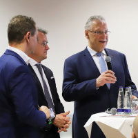 Innenminister Joachim Herrman auf der Podiumsdiskussion des Wassersportforums des Bayerischen Seglerverbands.