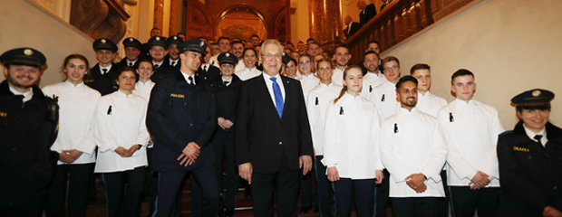 Der Bayerische Innenminister Joachim Herrmann beim Besuch des Neujahrskonzerts des Polizeiorchesters 2020 in München.