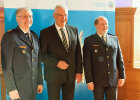 Führungswechsel bei der mittelfränkischen Polizei: Innenminister Joachim Herrmann mit Roman Fertinger (links) und Adolf Blöchl (rechts)