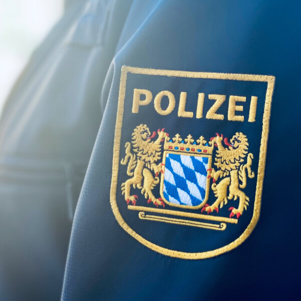 Polizeiwappen auf Uniform